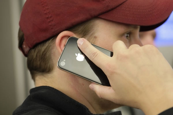 iPhone 4 in hand